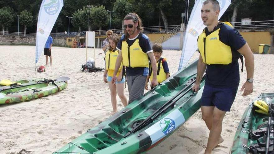 Usuarios de las rutas en kayak, en la playa de Portocelo. // Santos Álvarez