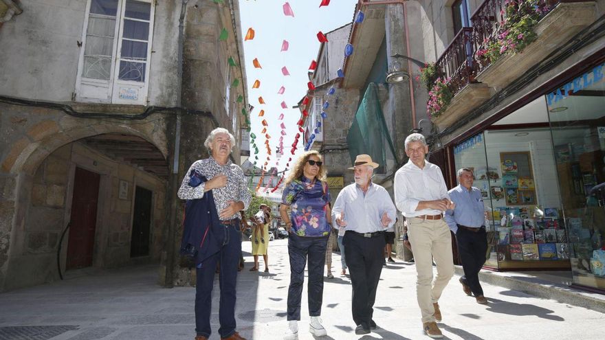 Juan Manuel Rey y Carmela Silva, con Tino Lores y Santos Héctor, ayer en la renovada Rúa Real. | // FDV