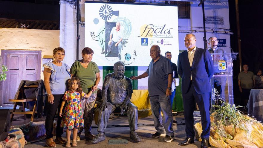 Augusto Hidalgo inaugura la escultura que rinde homenaje al popular vecino de La Aldea, Pedro Navarro &#039;Ico&#039;