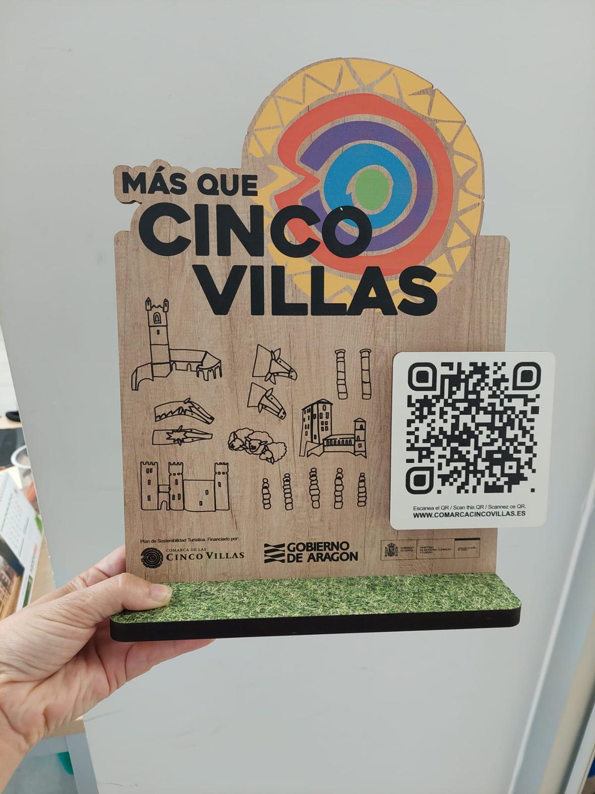 Expositor con código QR para accesibilidad turística en las Cinco Villas.