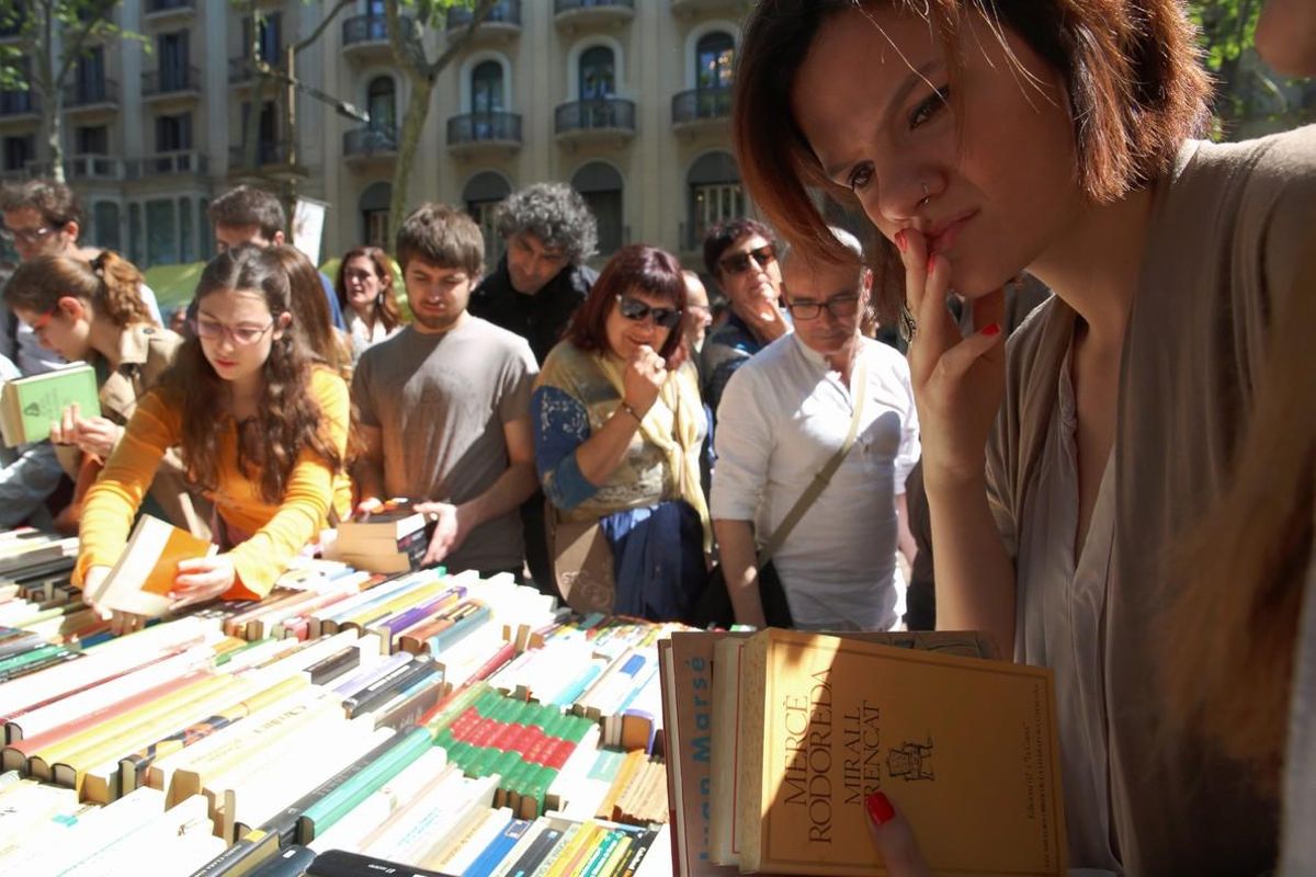 Ambiente en el día de Sant Jordi.