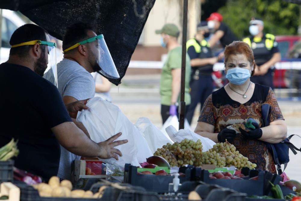 El mercadillo de Huelin vuelve a abrir tras entrar Málaga en la Fase 1.