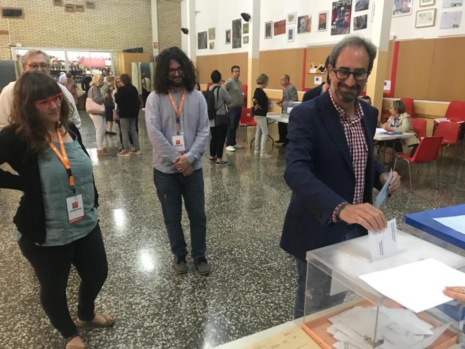 El candidato a las elecciones europeas Jordi Sebastià (Compromís) vota en la Punta.