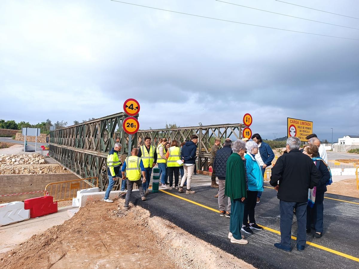 Un grupo de vecinos y vecinas, junto al puente militar inaugurado en Loriguilla.