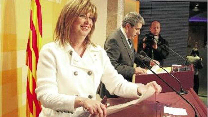 La consellera d&#039;Ensenyament, Irene Rigau -amb Francesc Homs al costat-, després del Consell Executiu.