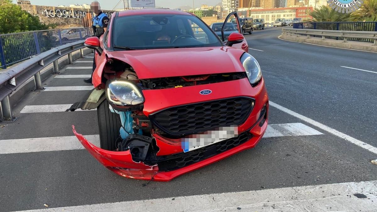 Se lleva por delante un bolardo y sigue circulando en Las Palmas de Gran Canaria.