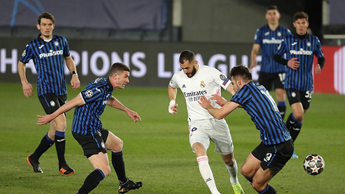 Benzema, rodeado de jugadores del Atalanta