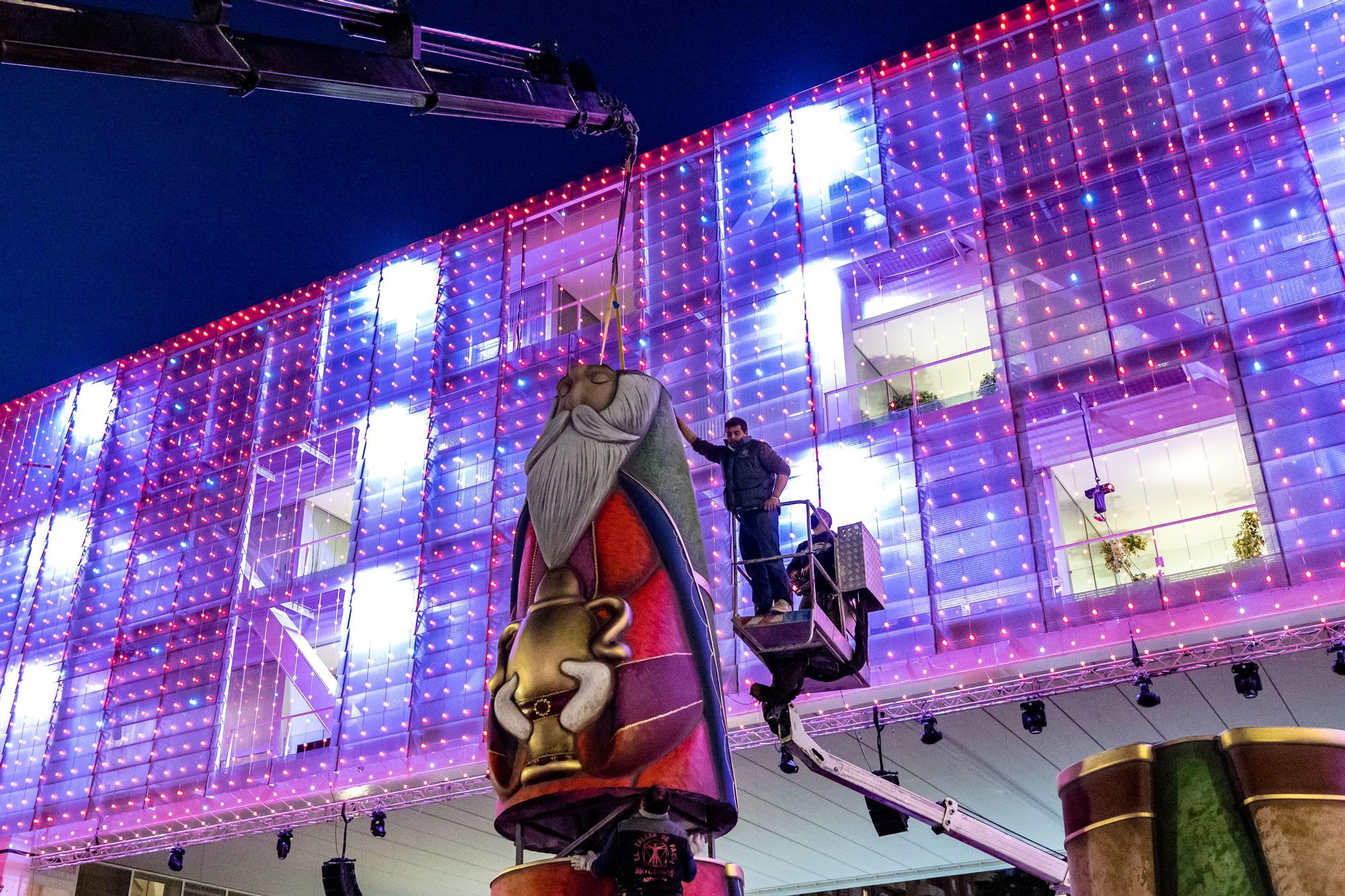 Los Reyes Magos de 10 metros toman la plaza de la Navidad de Benidorm