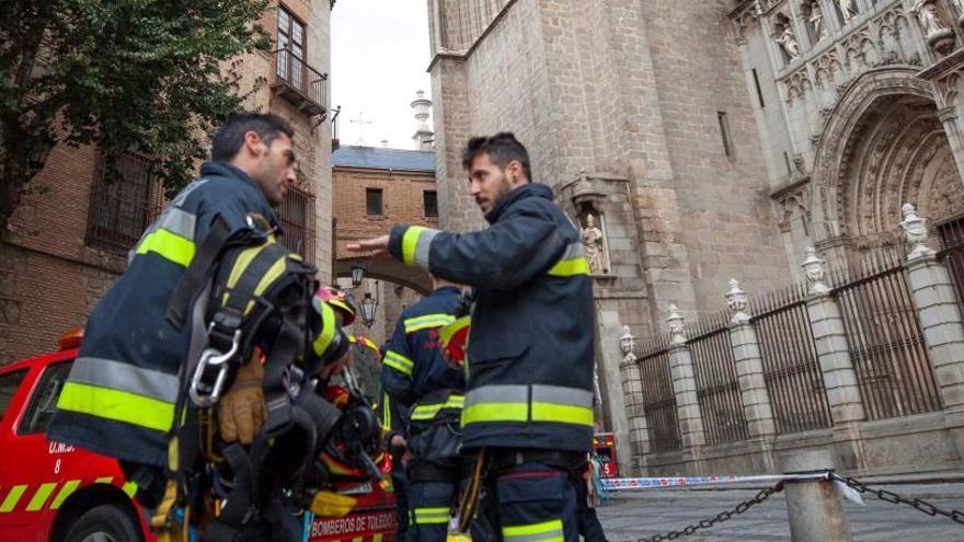 Los bomberos junto a la catedral de Toledo.