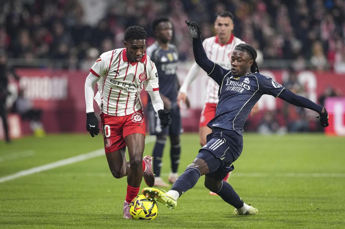 Yáser Asprilla intenta anar-se'n de Camavinga durant el Girona-Madrid