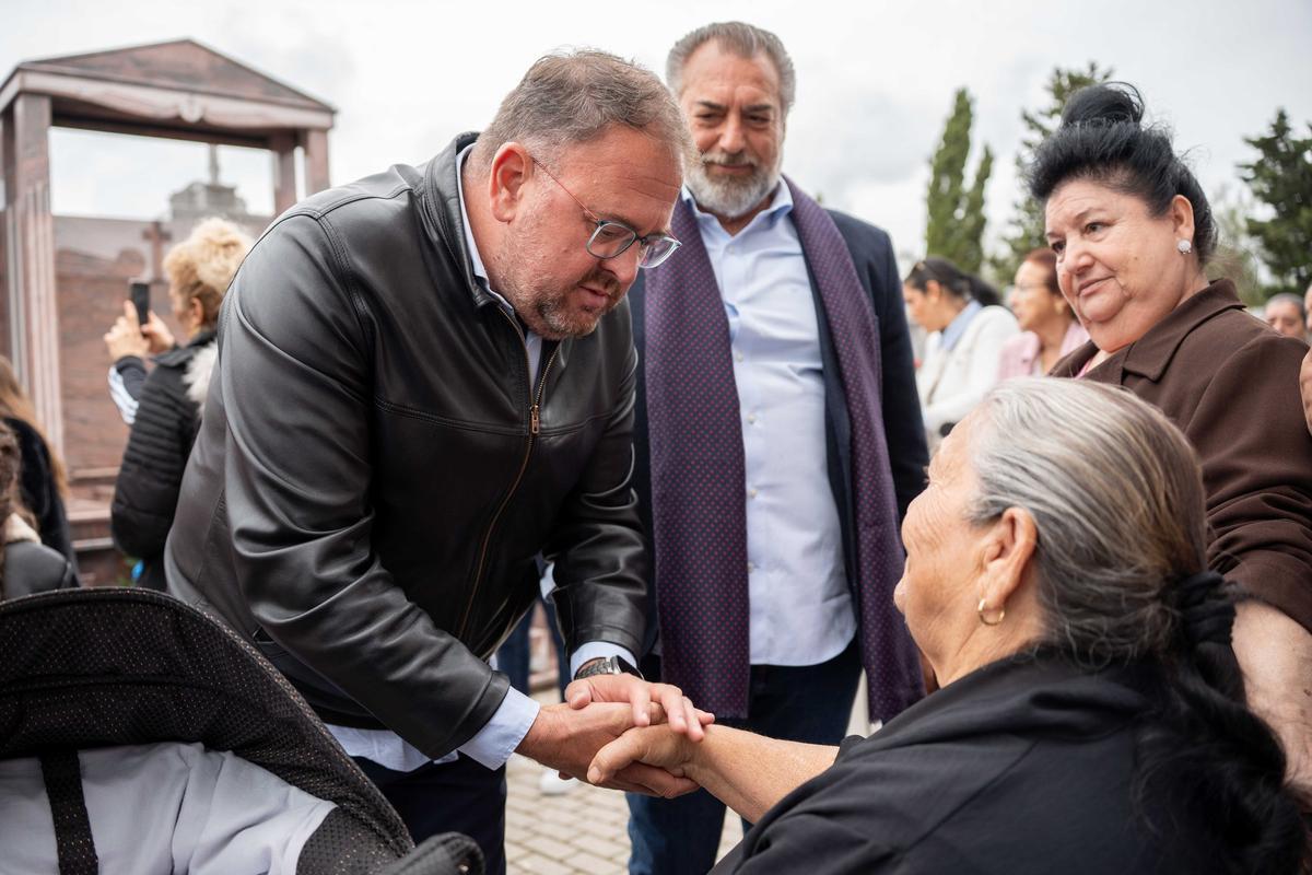 El alcalde de Mérida saluda a la familia de Enrique Suárez Vargas.