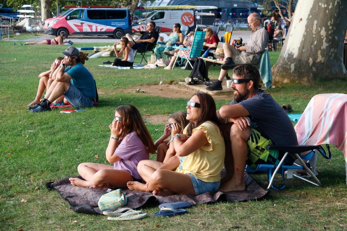 Les imatges de l'eclipsi a Banyoles Les imatges de l'eclipsi a Banyoles