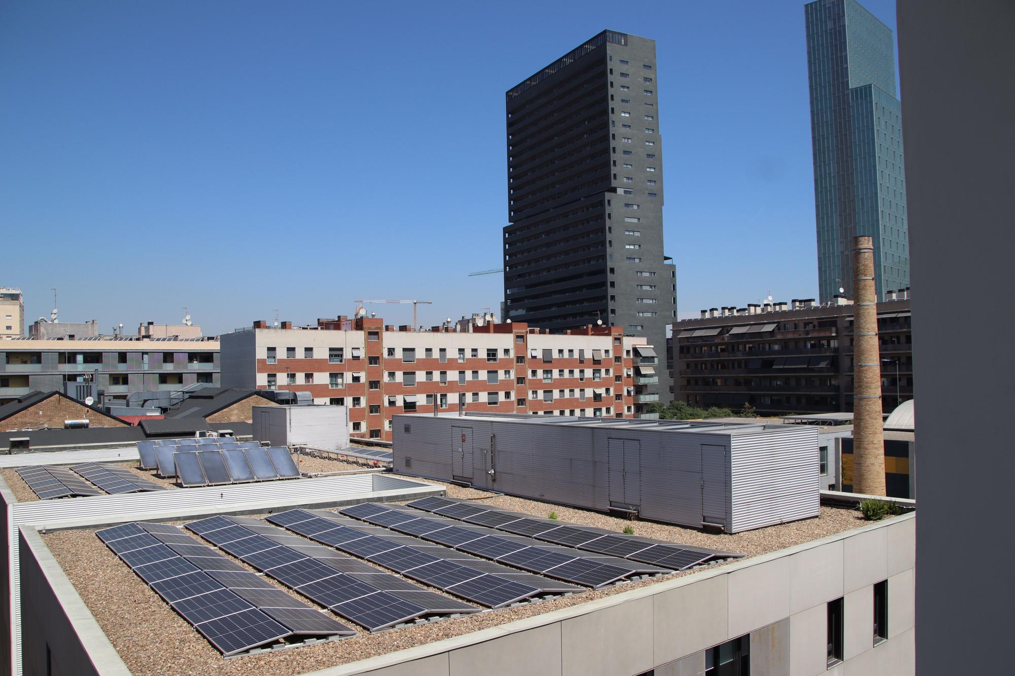 Placas solares en un instituto de Poblenou