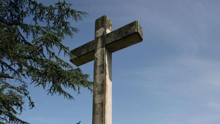 La Cruz de O Castro se erigió en 1961 en el monte de O Castro y fue inaugurada por Franco.