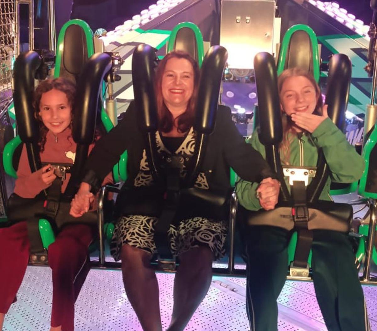 La alcaldesa, Araceli Gestido, disfrutando de las atracciones. | FDV