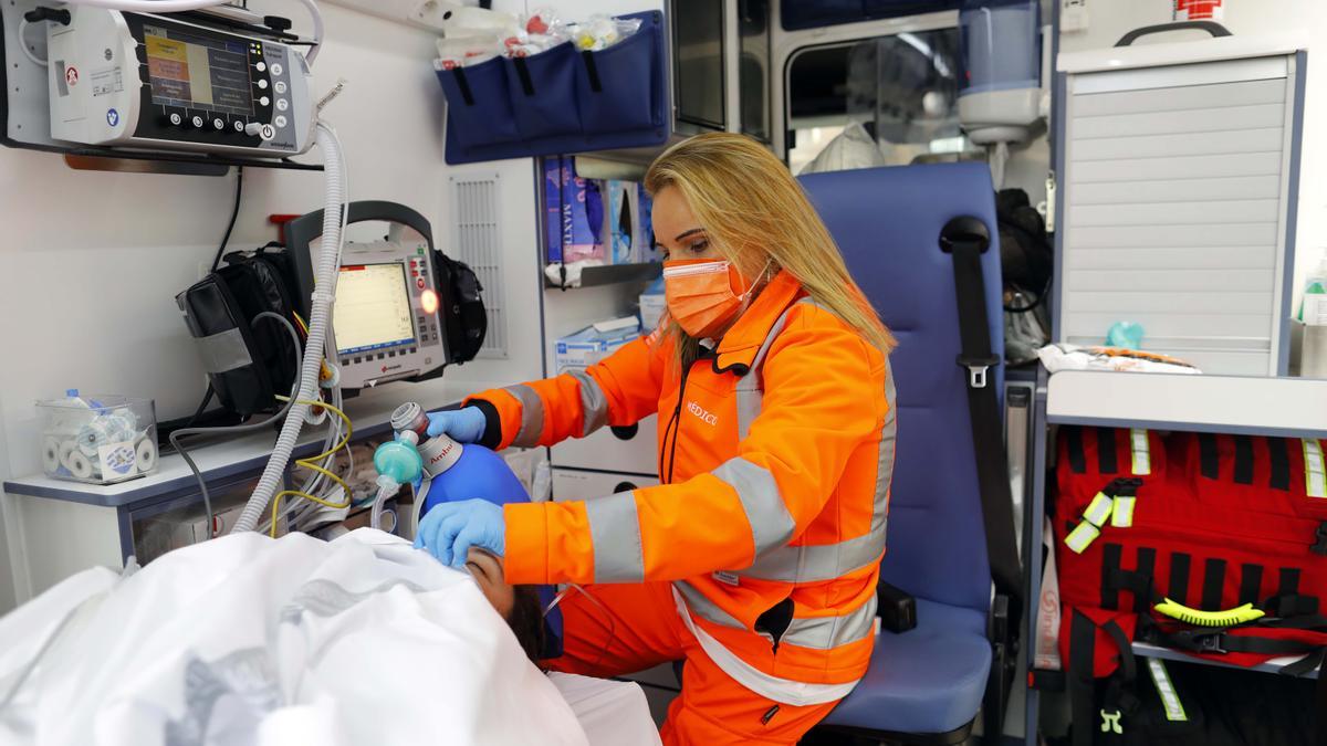 Una médico atiende a un paciente en el interior de un SAMU