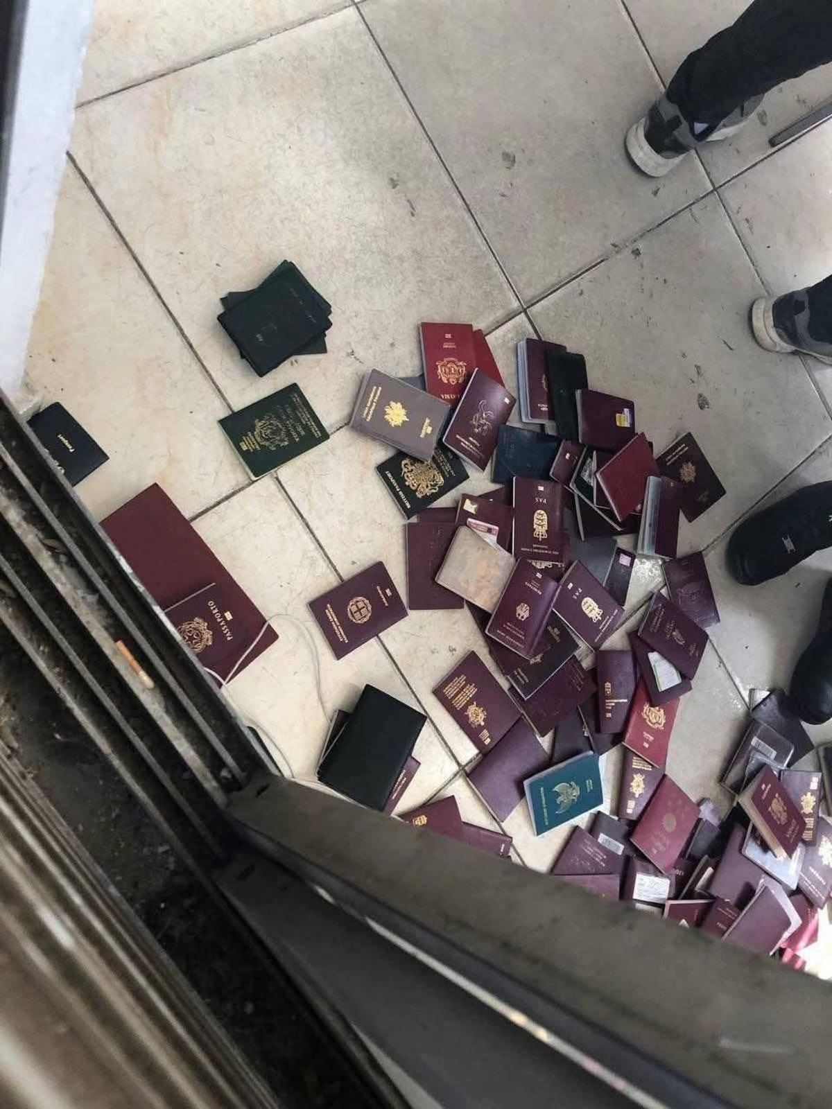 Parts dels passaports d'integrants a la marxa retirats per la policia egípcia.