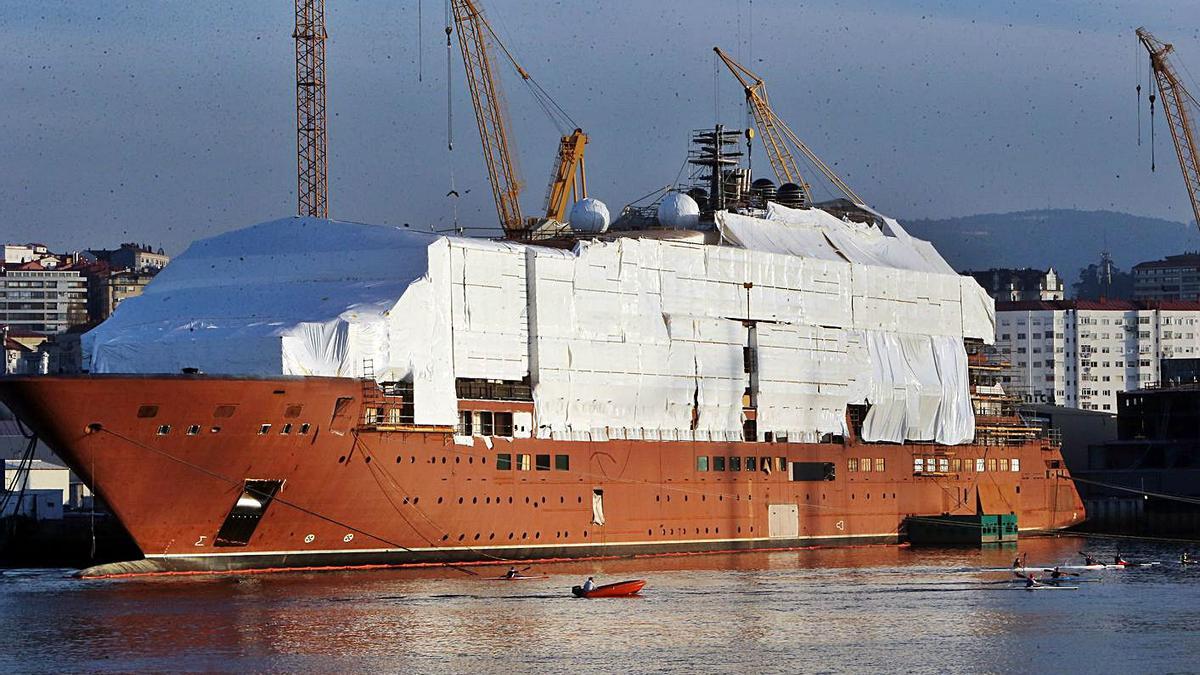 El crucero “Evrima”, en el muelle de armamento del astillero vigués Hijos de J. Barreras. |    // MARTA G. BREA