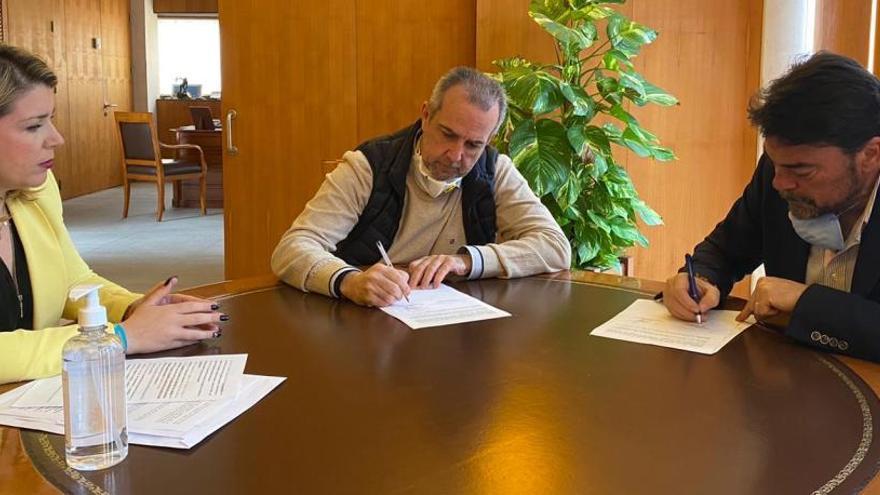 Firma del convenio entre el alcalde de Alicante y el presidente provincial de CEV.