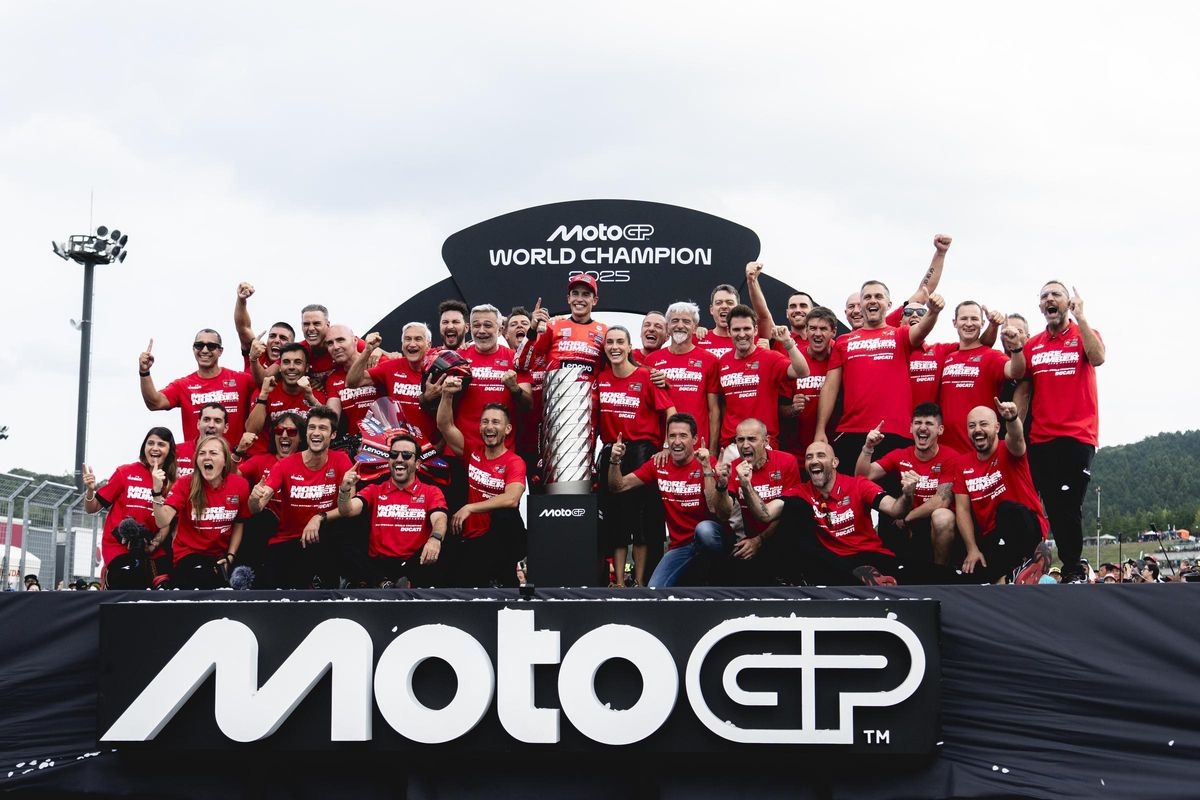 Todo el equipo Lenovo Ducati, celebrando, en Motegi (Japón), el nuevo título de Marc Márquez.