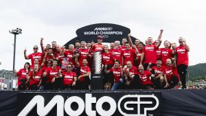 Todo el equipo Lenovo Ducati, celebrando, en Motegi (Japón), el nuevo título de Marc Márquez.