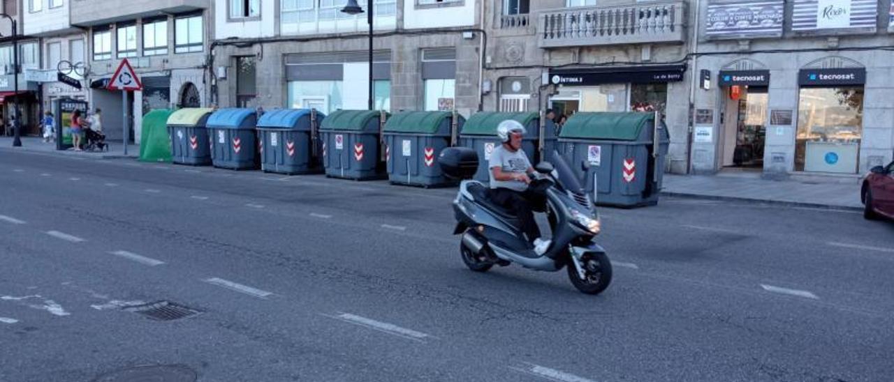 Hilera de contenedores de distintos tipos de residuos, en la Avenida de Montero Ríos.   | // G.NÚÑEZ