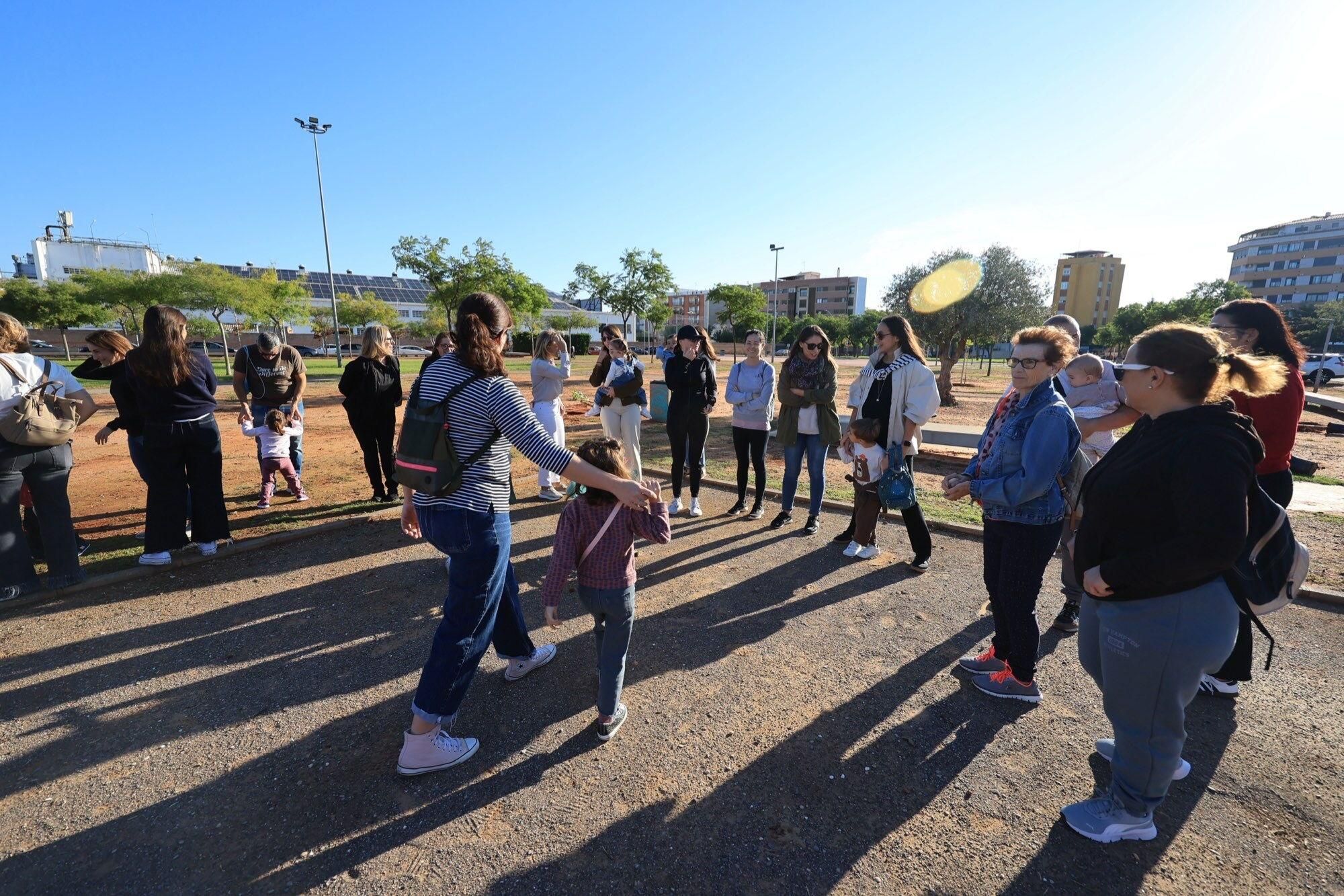  Éxito de la plantación de árboles por parte de personal y familias de Pamesa Grupo Empresarial en la Ciutat Esportiva Municipal de Vila-real que ha tenido lugar en la mañana. de este sábado La acción, que forma parte de la Responsabilidad Social Corporativa del grupo, está incluida en la programación del 20.º Mes de la Sostenibilidad de la Concejalía de Medio Ambiente.