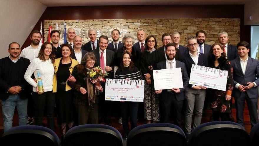 Foto de familia de los premiados con Francisco Conde, Abel Caballero y David Regades. // Marta G. Brea