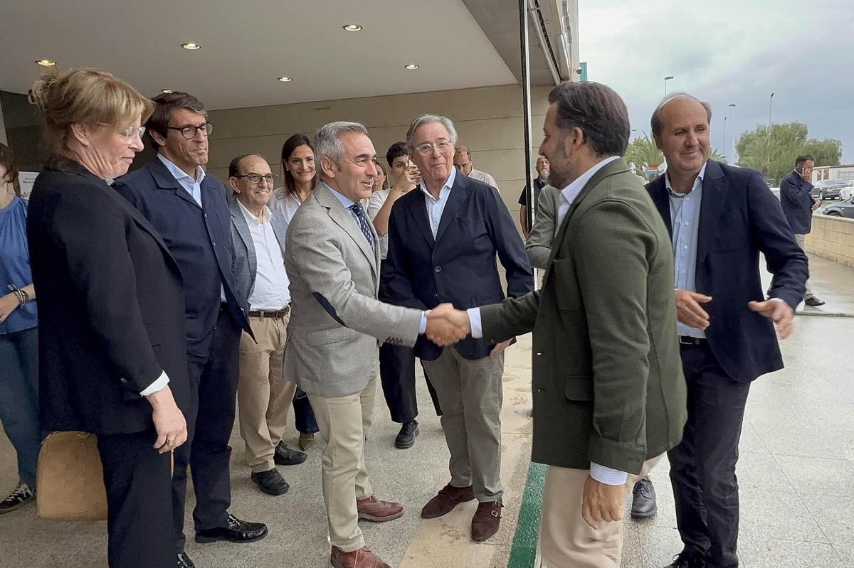 Un momento de las jornadas técnicas de Riegos de Levante con la llegada de cargos públicos del PP, como el alcalde de Elche, Pablo Ruz y el conseller Barrachina