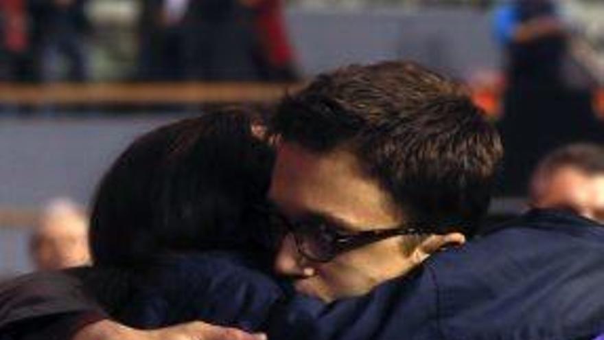 Pablo Iglesias i Íñigo Errejón fonent-se en una abraçada a Vistalegre