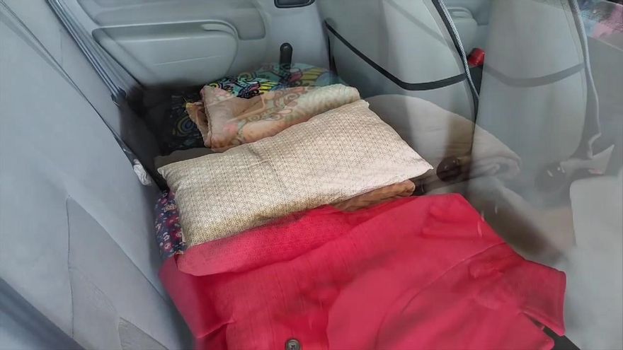 Una madre y su hijo discapacitado viven en su coche en Tenerife con su casa ocupada