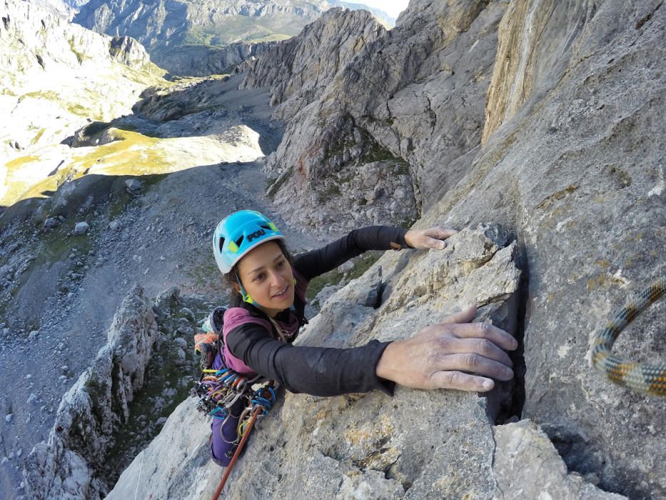 Los hermanos Eneko e Iker Pou y la escaladora  Neus Colom en la vía Marejada Fuerza 6 del Urriellu