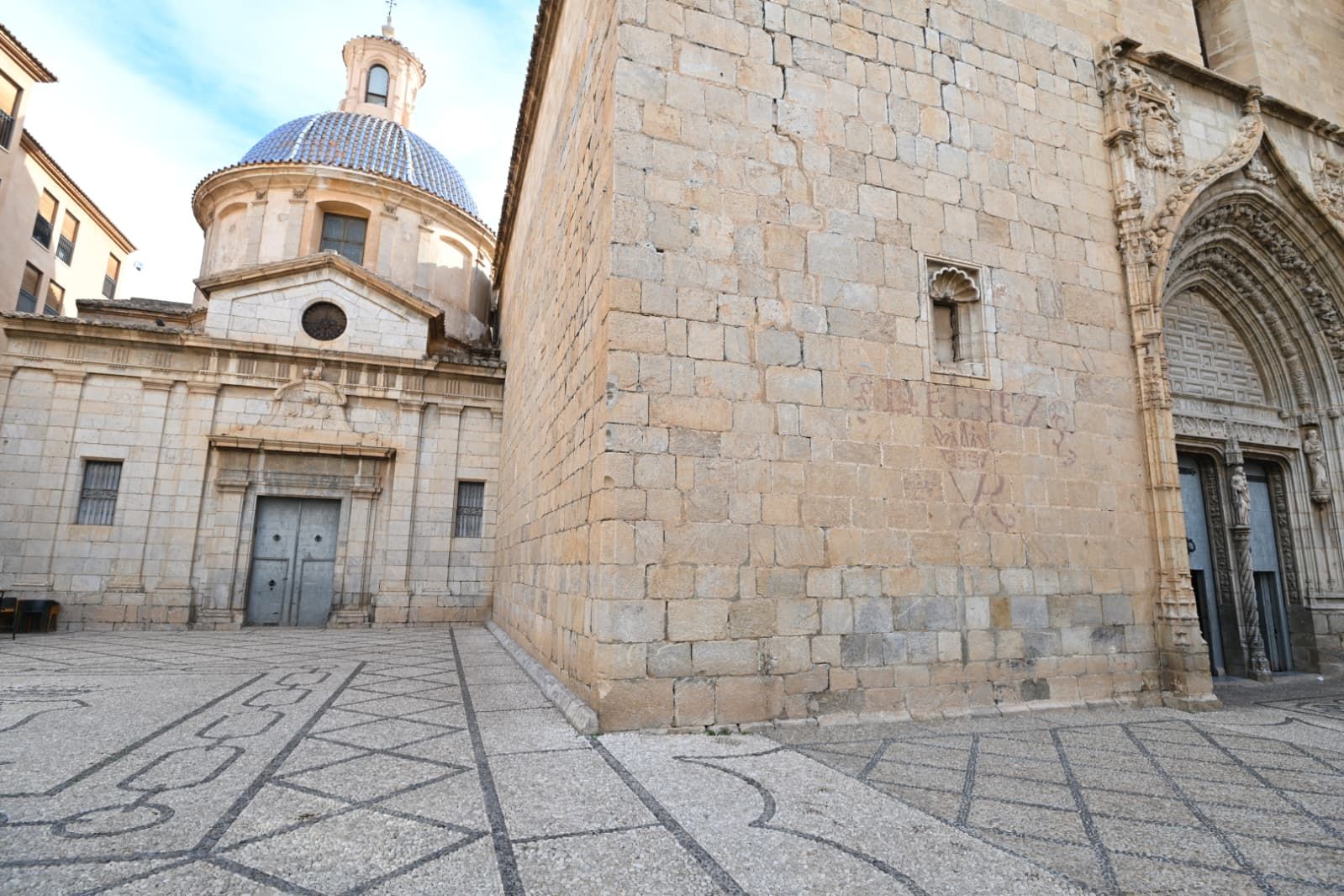 Así ha regresado el munumento de la Cruz de Callosa de Segura en un suelo privado junto a la ermita de Nuestra Señora del Rosario