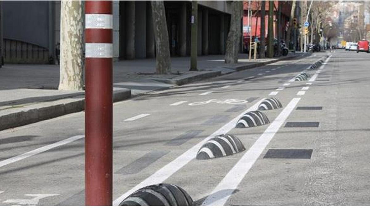 Ejemplo de carril bici segregado, situado en la calzada y separado de los carriles para el resto de vehículos.