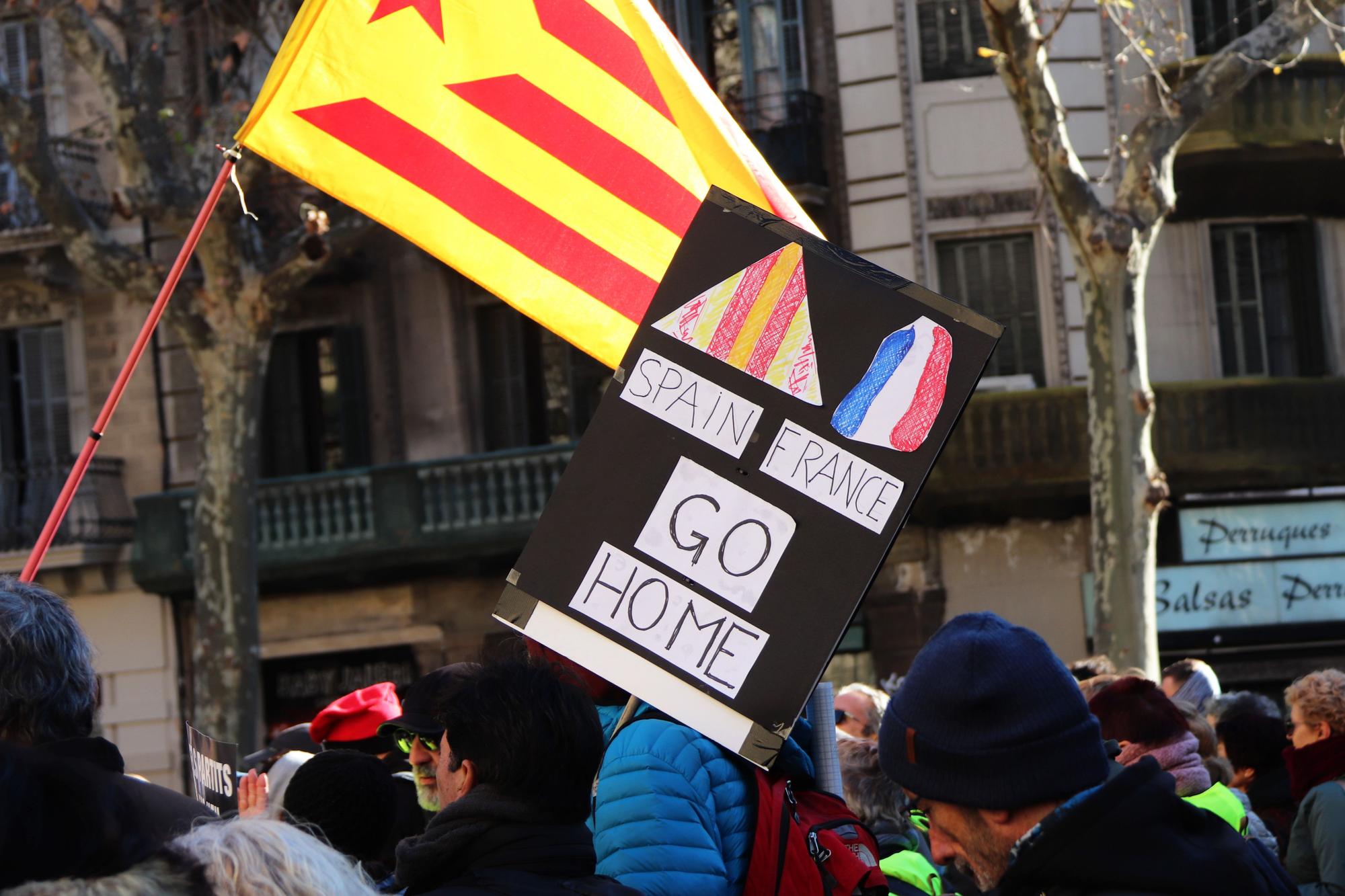 L'independentisme torna a sortir al carrer coincidint amb la cimera hispano-francesa