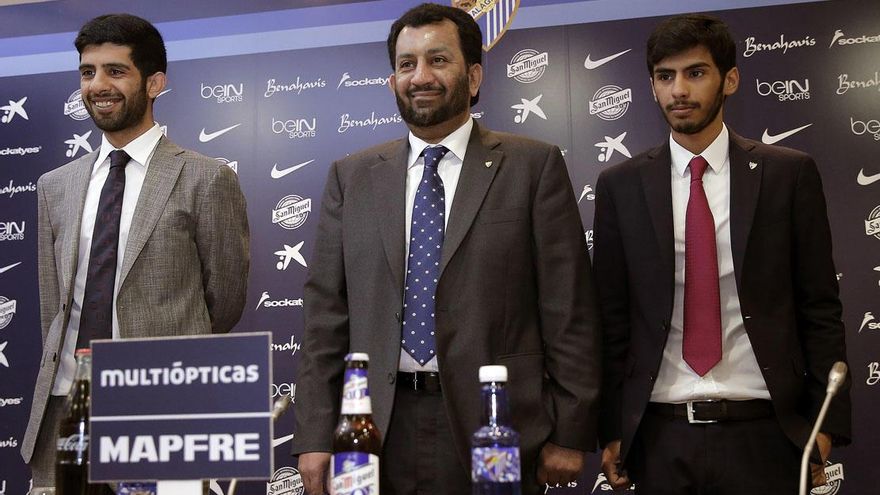 Abdullah Bin Nasser Al Thani, presidente del Málaga, en el centro, junto a sus dos hijos.