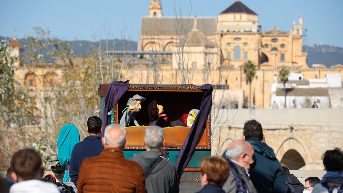 Un pasacalles multicolor inaugura el Mercado Renacentista de Córdoba