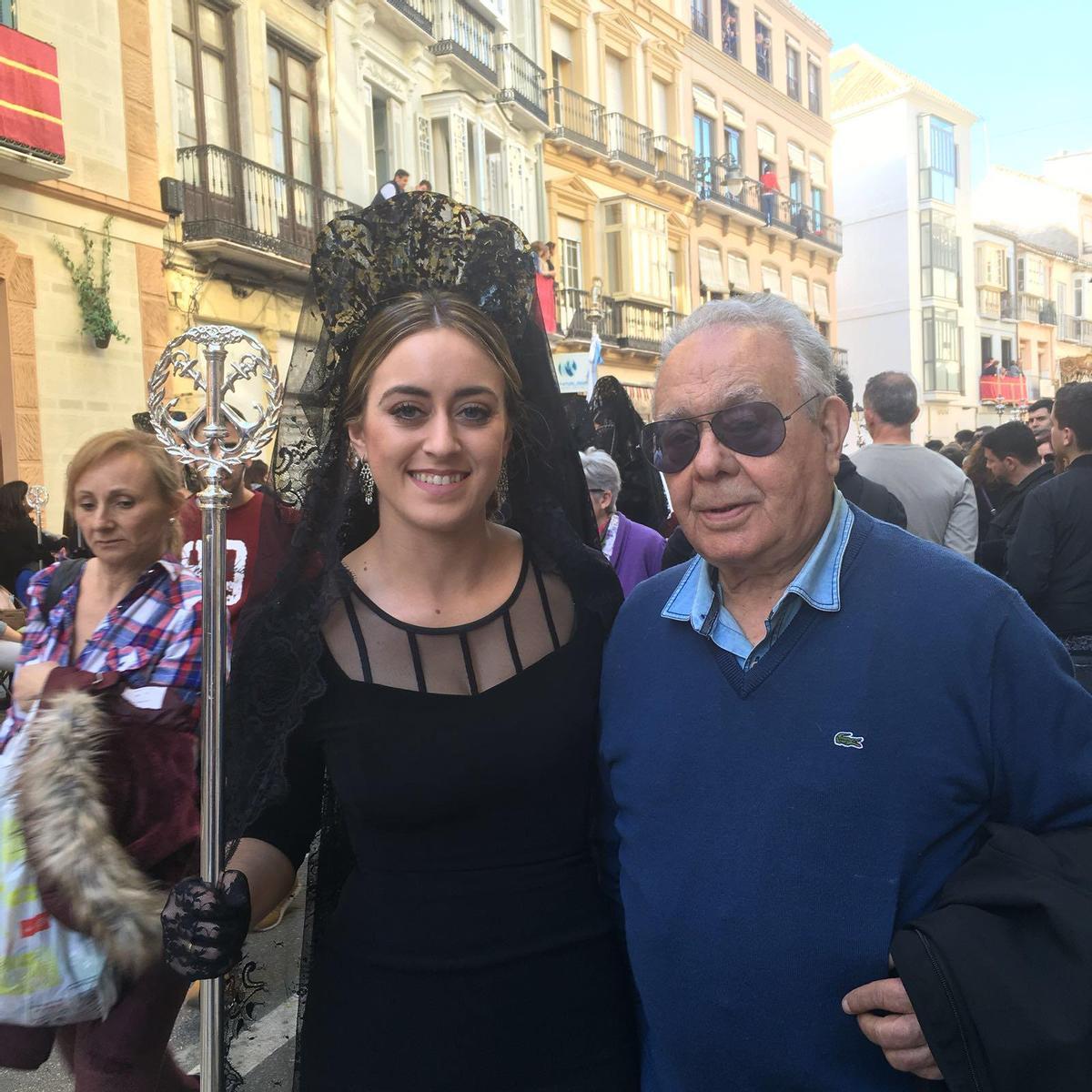 Rafael Ruiz Líebana, con su nieta Laura.