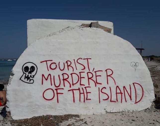 Tourismusfeindliche Graffiti am Es Trenc