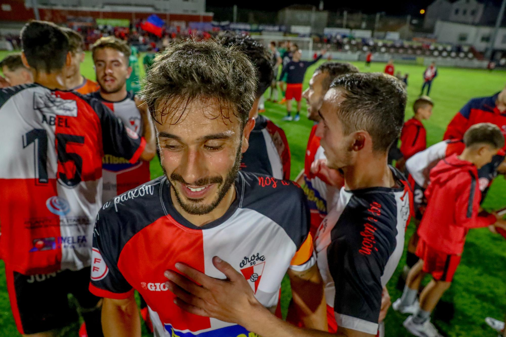 A Lomba vive una fiesta del fútbol con final feliz para el Arosa ante la UD Ourense (3-0)