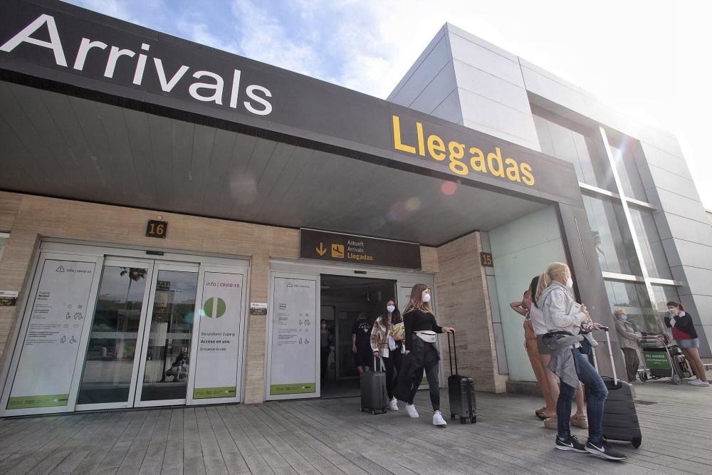 Llegada de turistas procedentes de Alemania a Tenerife Sur.