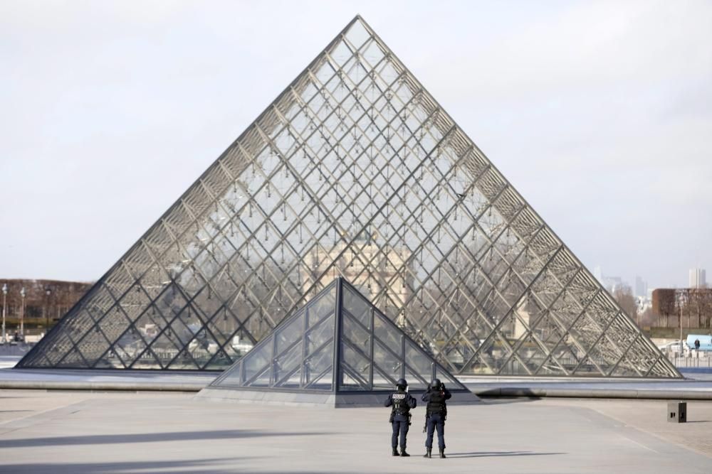 Atac a l'exterior del museu del Louvre