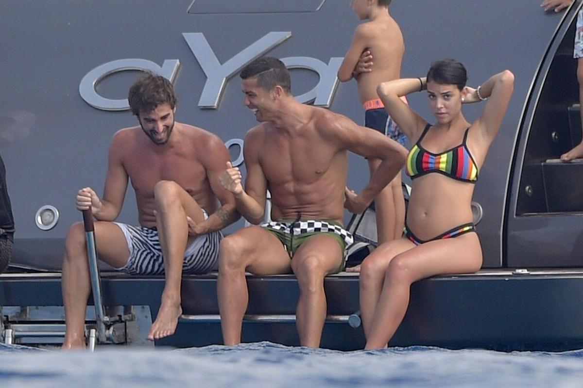 Georgina Rodríguez y Cristiano Ronaldo en un barco en Formentera