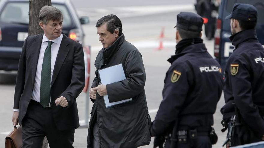 Jaume Matas con su abogado Josep Zaforteza en el juicio de Nóos.