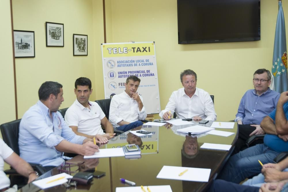 Taxis gallegos acuerdan en A Coruña ir a la huelga