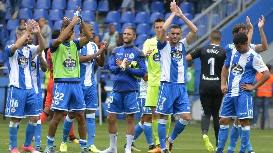 Los jugadores deportivistas saludan a la grada después de un partido disputado en Riazor.