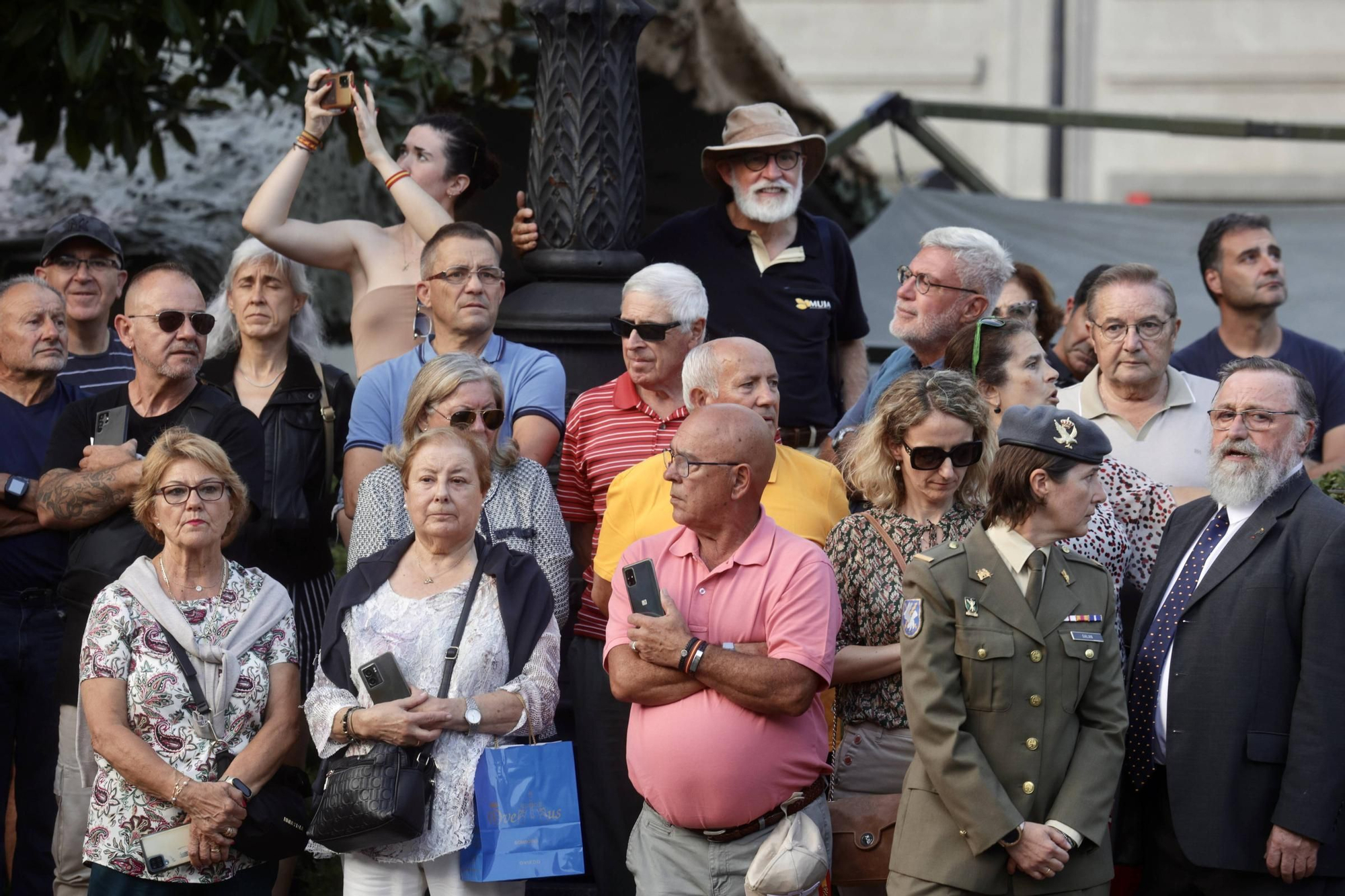 EN IMÁGENES: Así fue el izado de la bandera de España en la plaza de la Escandalera de Oviedo