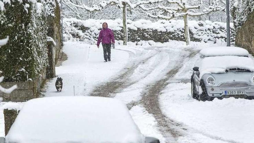 Imagen de una calle nevada en La Alberca (Salamanca).