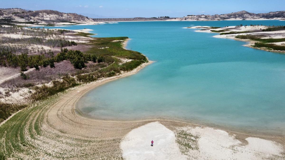 Embalse de La Pedrera, el de mayor volumen embalsable de la provincia, que ahora se encuentra al 30 % de su capacidad con algo más de 70 hectómetros cúbicos de reserva