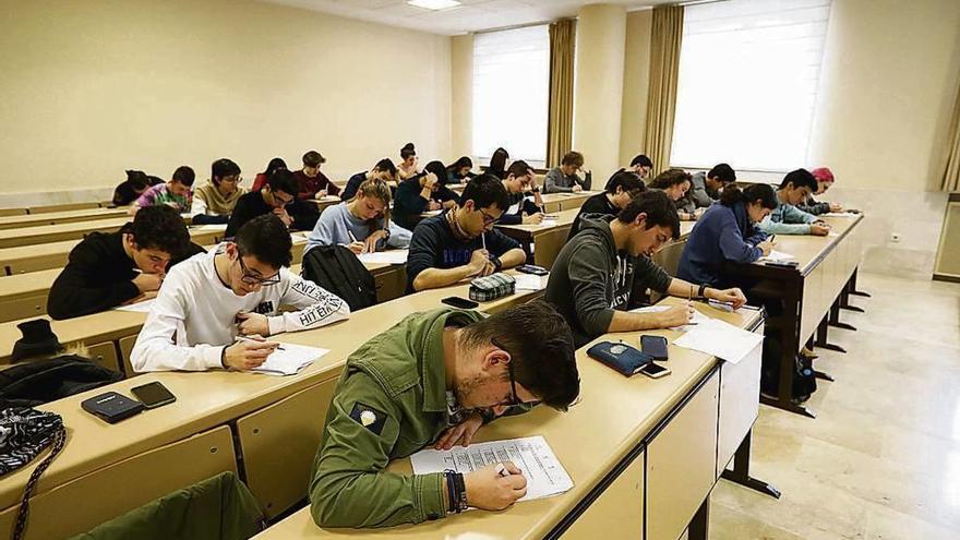 Alumnos de Zamora y Salamanca, durante las pruebas en un aula de la Escuela Politécnica.